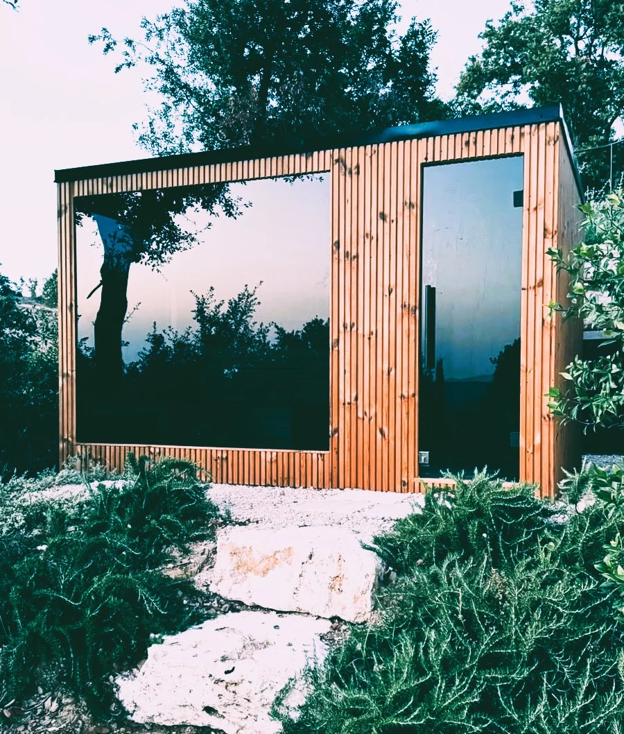 DiSauna Referenzprojekt – moderne Gartensauna mit Panorama-Glasfront im mediterranen Garten