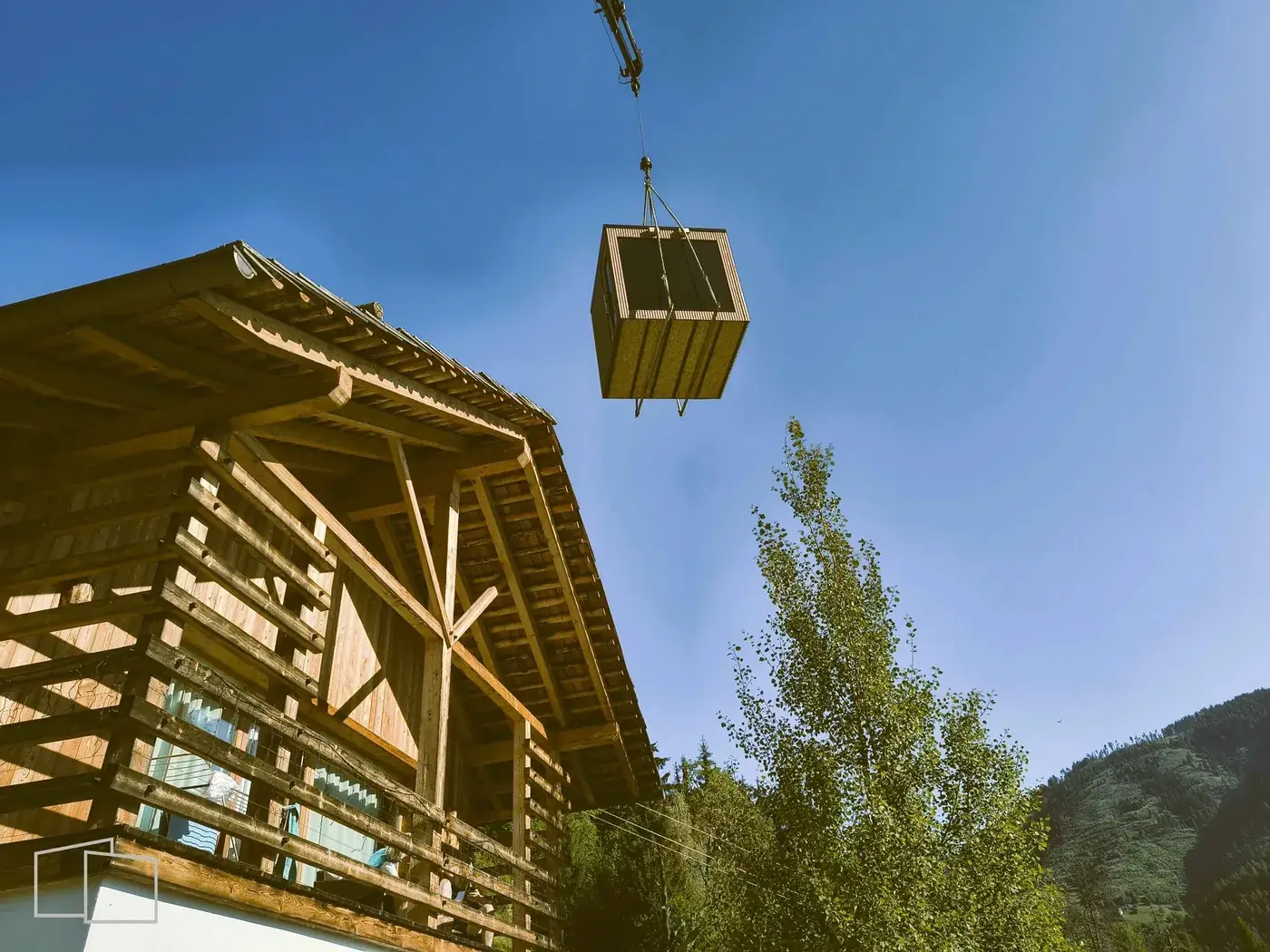 Sichere Kranmontage einer massiven Gartensauna in Südtirol