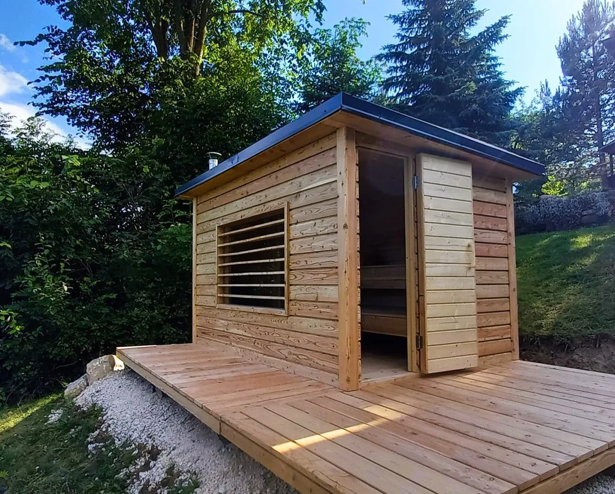 DiSauna Referenzprojekt – Gartensauna auf Holzterrasse