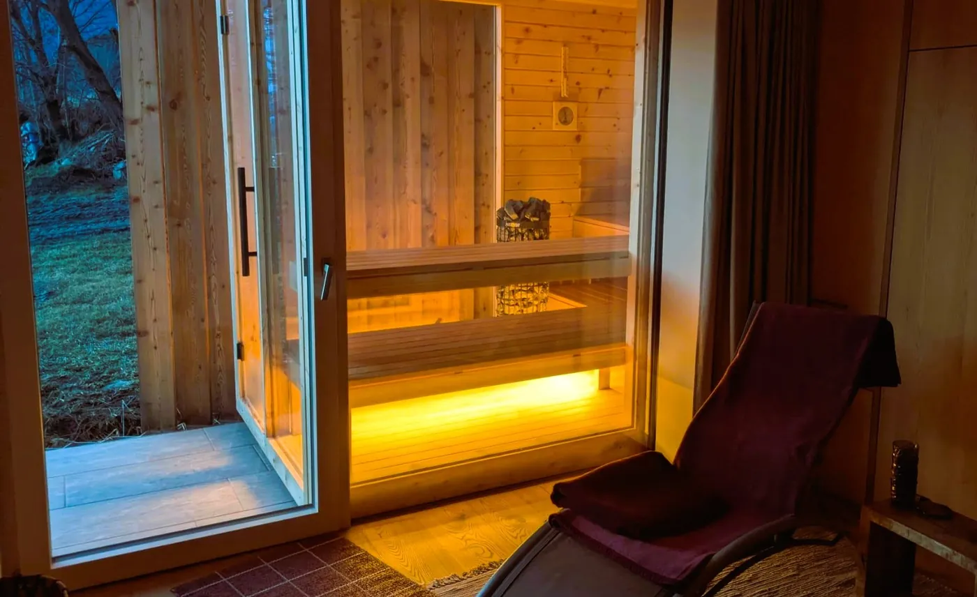 DiSauna Referenzprojekt in Südtirol – Outdoor-Sauna in der Dämmerung