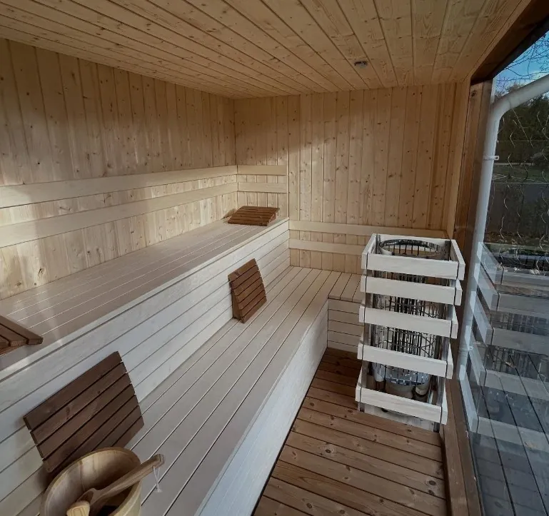 DiSauna Referenzprojekt – Outdoor-Sauna mit Holzofen und Kamin