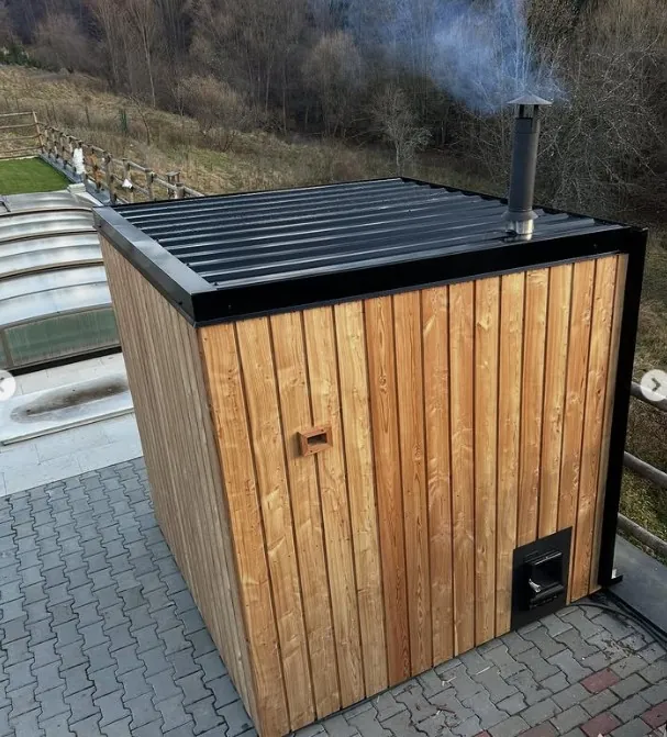 DiSauna Referenzprojekt – helle Sauna-Innenansicht mit Ofen